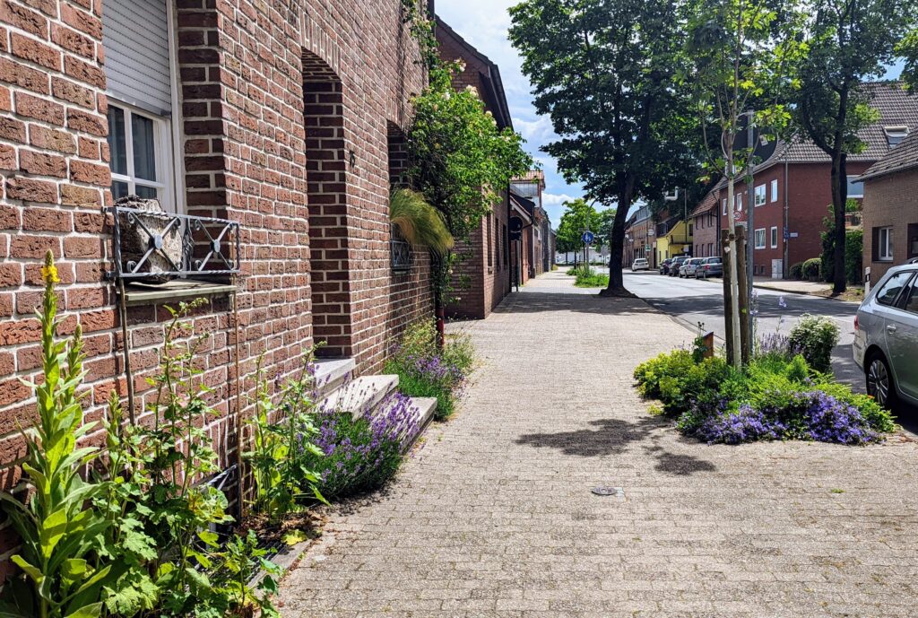 Sie können auf der Straße vor dem Haus Parken